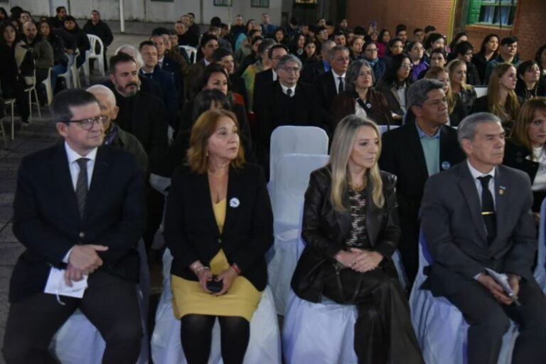 Autoridades durante el acto por las Bodas de Plata del Isft Islas Malvinas en Corrientes