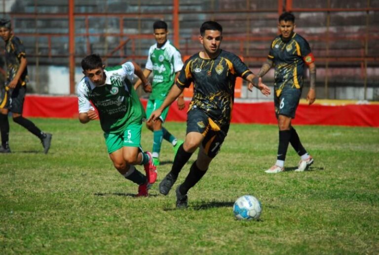Jugadores de Cambá Cuá celebrando en el estadio del barrio Berón de Astrada