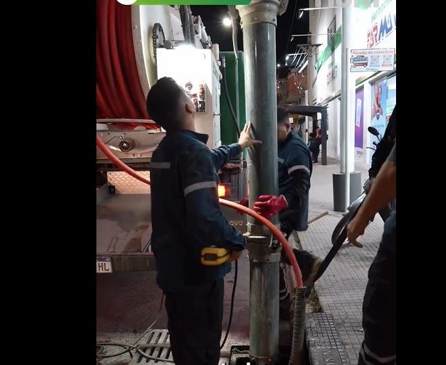Camión desobstructor realizando tareas de saneamiento en el corredor Belgrano