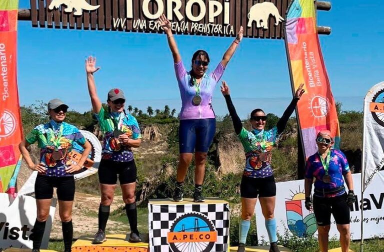 Pedalistas en la sexta fecha del MTB Costa del Paraná en Bella Vista