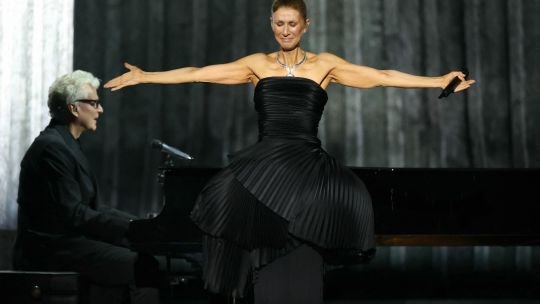 Céline Dion en el escenario durante su concierto en París