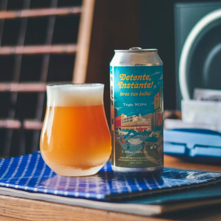 Latas de cerveza artesanal de Strange Brewing con etiquetas que hacen referencia a The Beatles, Messi y Maradona