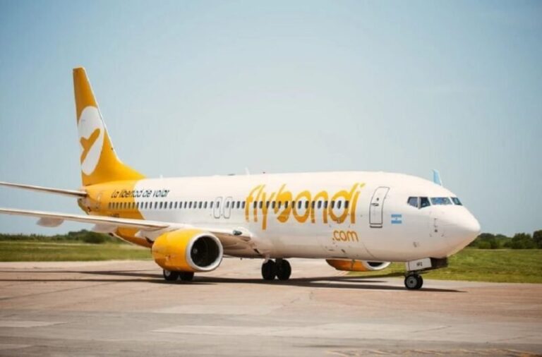 Aeropuerto de Corrientes con avión en pista
