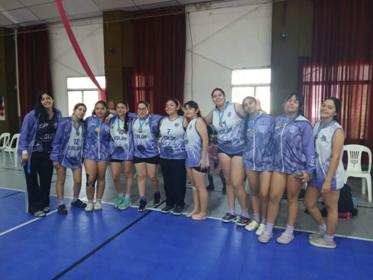 Equipo de cestoball Sub-17 del Club Deportivo Colón durante el torneo nacional en La Pampa