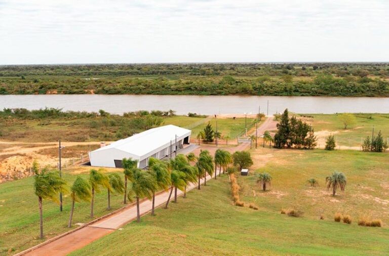Acceso al complejo turístico La Serena en Bella Vista, Corrientes