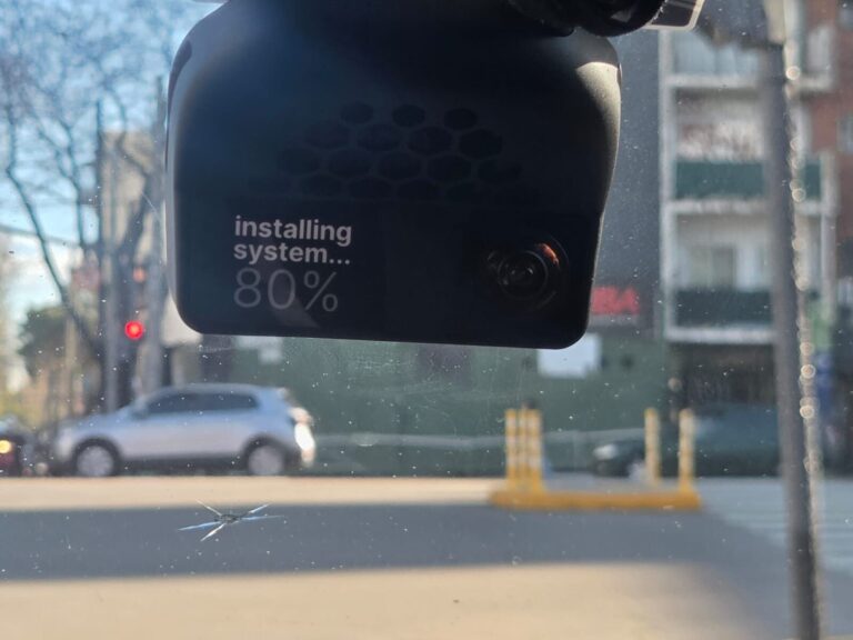 Dispositivo Comma 4 instalado en el parabrisas de un auto