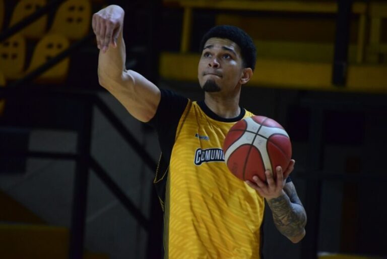 Equipo de básquet de Comunicaciones en partido de pretemporada