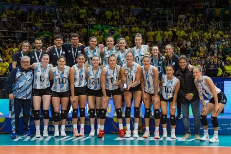 Victoria Caballero, líbero de la selección argentina de vóleibol, en acción durante la final del Sudamericano