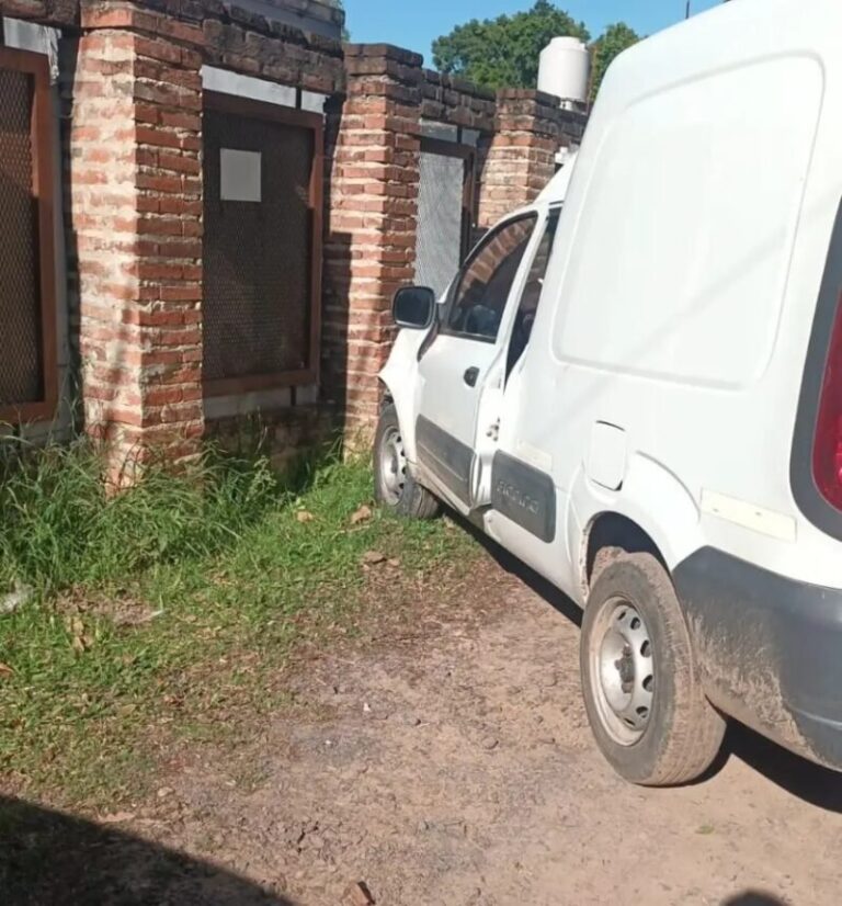 Vehículo utilitario colisionó contra el frente de una vivienda en el barrio San Roque de Corrientes