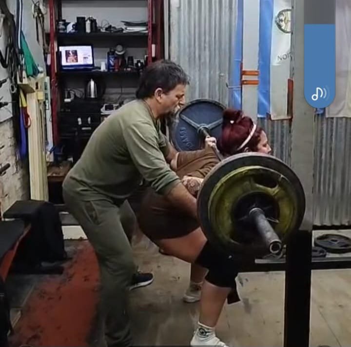 Atletas de powerlifting del Gimnasio Almafuerte de Corrientes durante una competencia