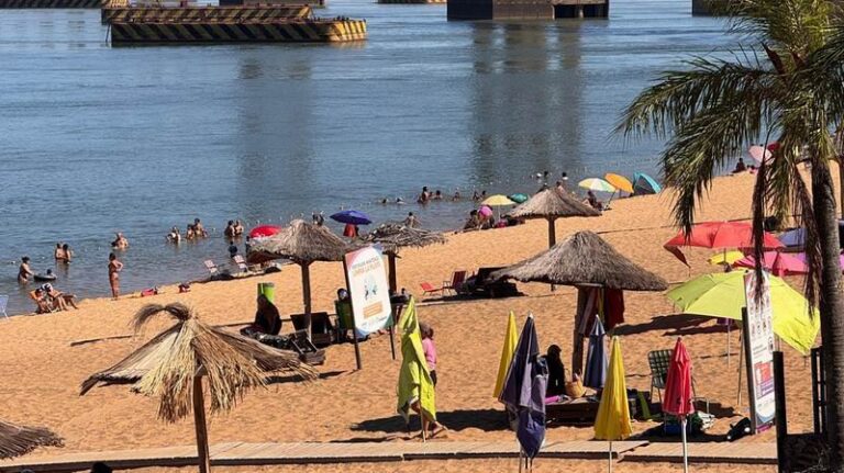 Balneario de la ciudad de Corrientes con el río Paraná de fondo