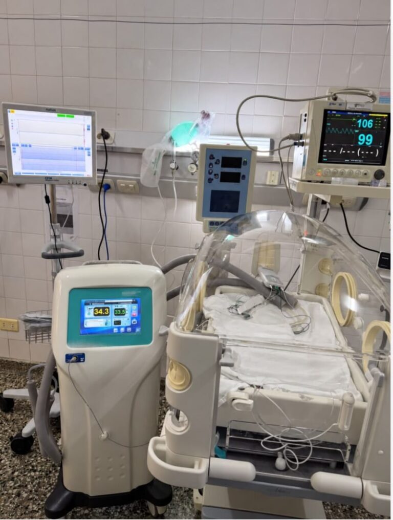 Equipo de hipotermia terapéutica en el hospital Materno Neonatal Eloísa Torrent de Vidal de Corrientes