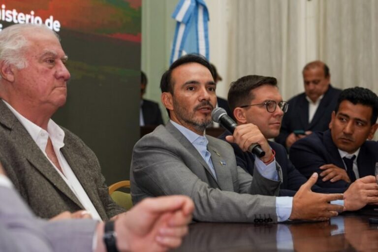 Gobernador Juan Pablo Valdés durante el lanzamiento del Corredor Turístico y Cultural Ñande Río en el Salón Verde de la Casa de Gobierno de Corrientes