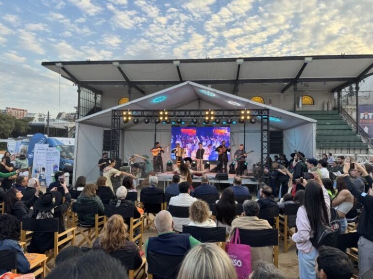 Stand de Corrientes en la Feria Internacional de Turismo con bailarines de carnaval
