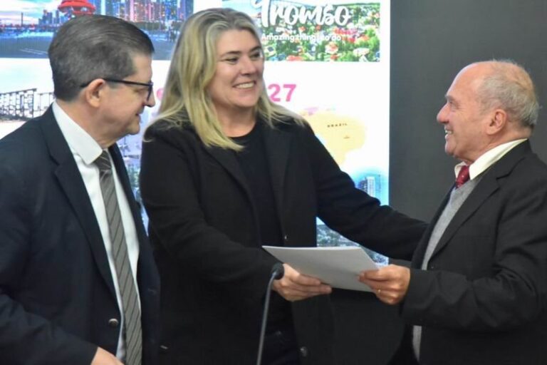 Vicegobernador Pedro Braillard Poccard encabezando el acto de presentación del Congreso Istcp 2027 en el salón Verde de la Casa de Gobierno