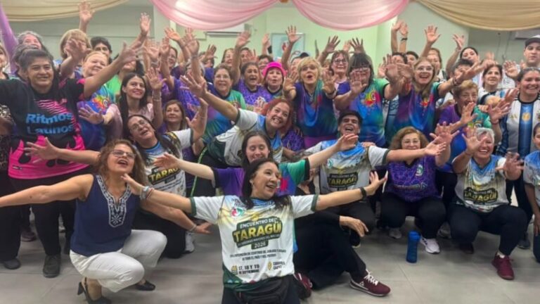 Personas mayores participando del 6º Encuentro del Taragüí en Corrientes