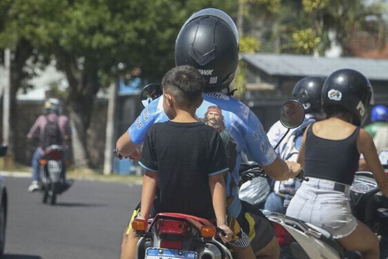 Persona revisando una moto en un local comercial de Corrientes