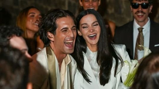 Damiano David y Dove Cameron saliendo del Palacio Comunal de Montalcino tras su boda