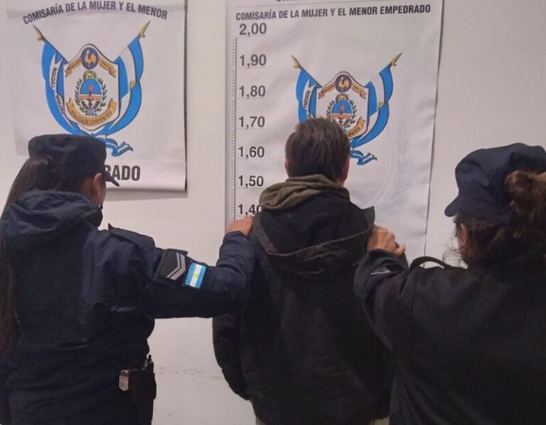Policía en la vía pública durante una detención en Empedrado