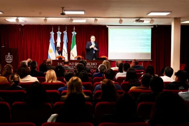 Sesión en la Cámara de Diputados de Corrientes durante la jornada sobre derechos del consumidor