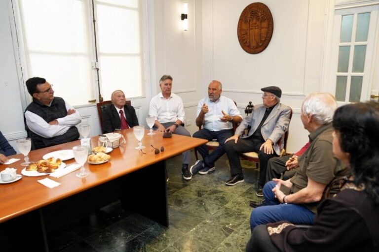 Autoridades municipales y músicos durante la entrega de distinciones en la Vigilia por el Día Nacional del Chamamé en Corrientes