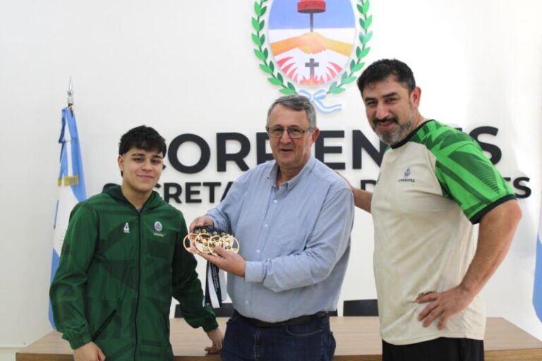 Domingo Meza con sus medallas de oro en los Juegos Sudamericanos