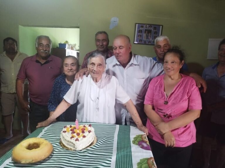 Elmia Florentín de Ramírez en la celebración de su cumpleaños número 104 en San Roque