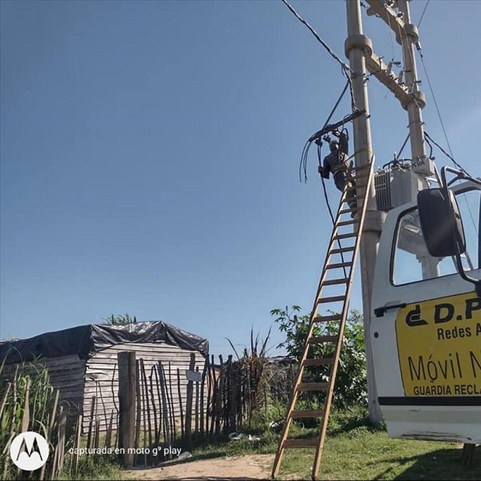 Poste de energía eléctrica con cables de media tensión en la provincia de Corrientes