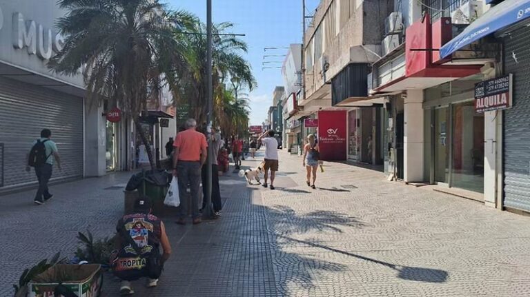 Local comercial con cartel de alquiler en la peatonal Junín de Corrientes