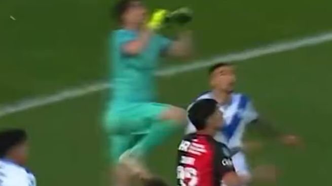 Emanuel Mammana, defensor de Vélez, siendo retirado en camilla durante el partido ante Newell's