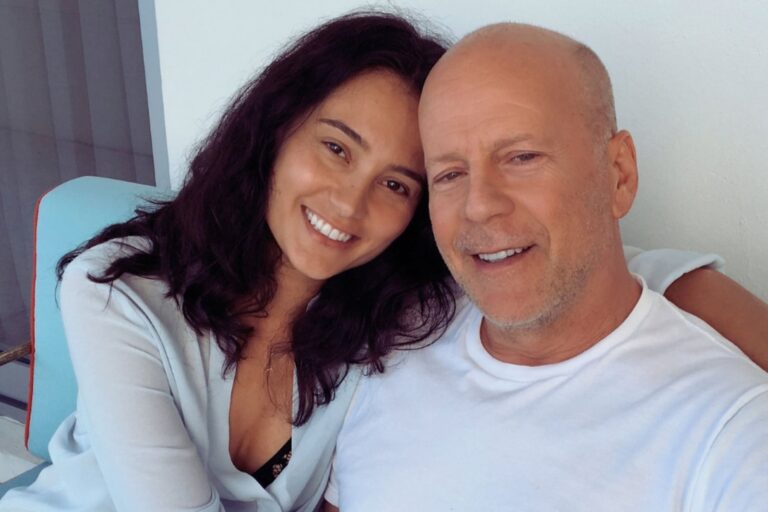 Bruce Willis y Emma Heming Willis en una alfombra roja