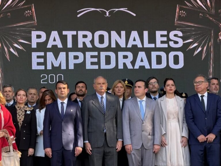 Acto institucional por los 200 años de Empedrado frente a la Parroquia Nuestro Señor Hallado y la Plaza 25 de Mayo