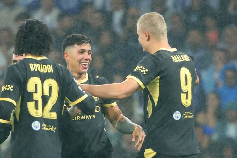 Enzo Fernández con la camiseta del Manchester City durante el partido ante Porto
