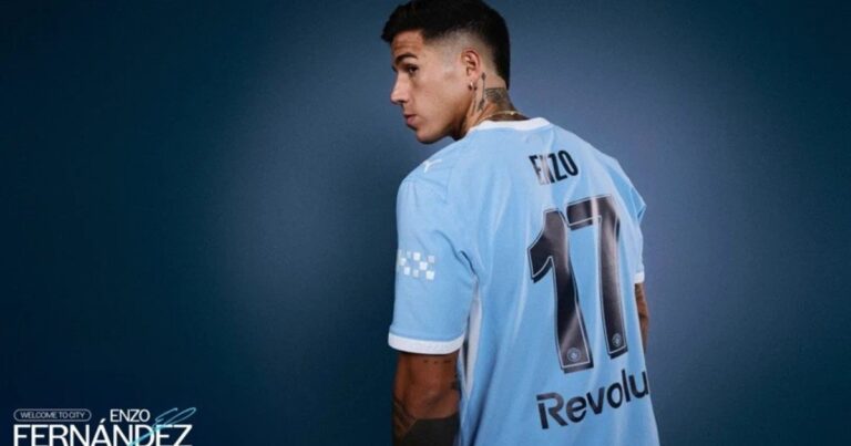 Enzo Fernández con la camiseta del Manchester City y el número 17