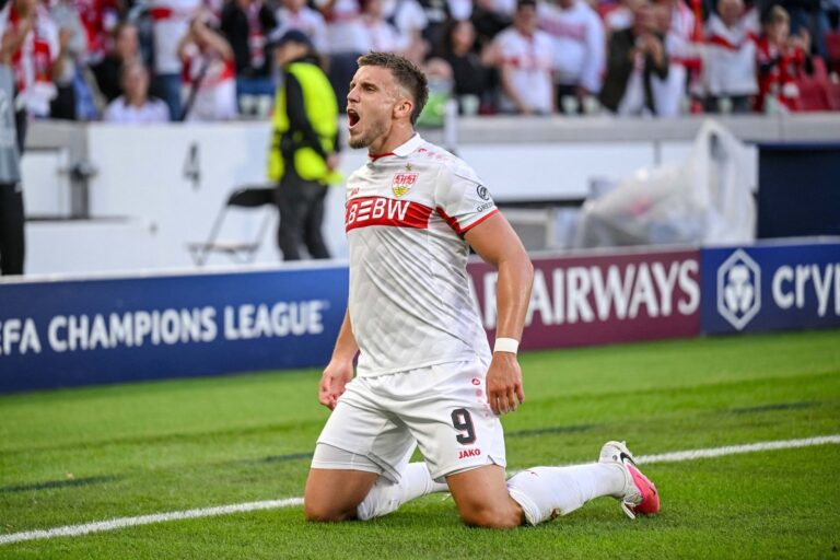 Ermedin Demirovic celebrando un gol con la camiseta del Stuttgart