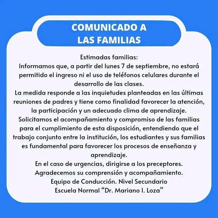 Estudiantes secundarios con celulares en un aula