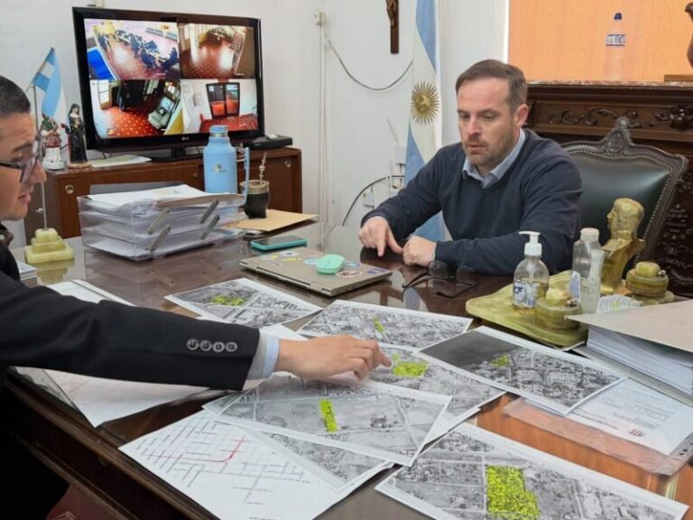 Intendente de Esquina, Cristian Olivetti, en reunión con el ministro de Gobierno, Juan Pablo Fornaroli