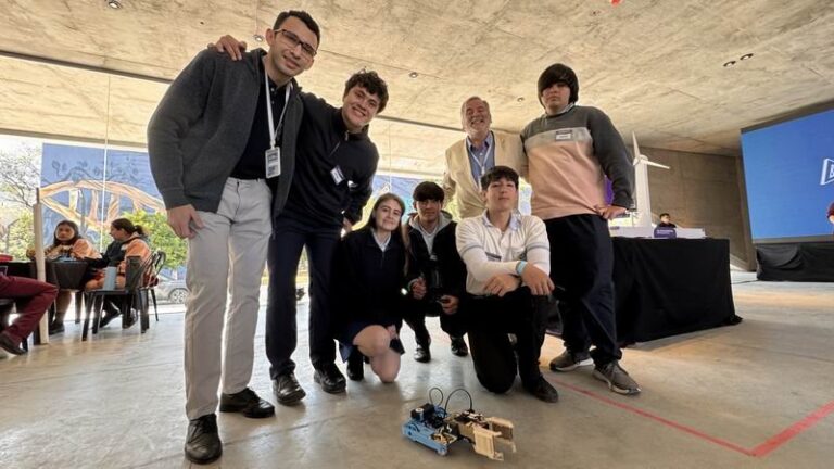 Estudiantes de la Escuela Técnica Fray Luis Beltrán con el robot NEA Solar durante la Copa Educabot 2026