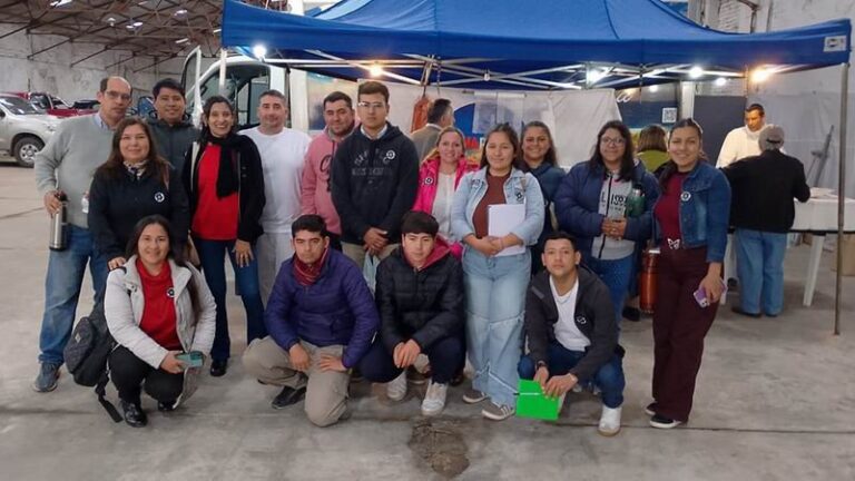 Estudiantes y productores en el Mercado de la Agricultura Familiar de Goya