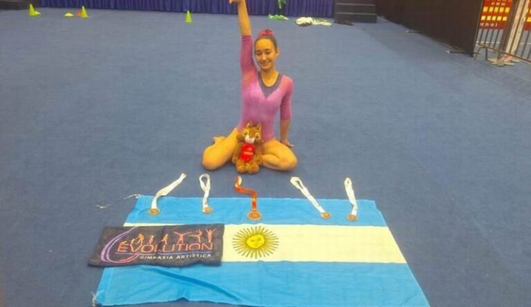 Evangelina Moreyra en el podio del Sudamericano de Gimnasia Artística