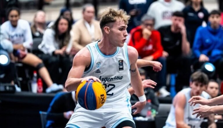 Facundo Wolinsky, jugador de Comunicaciones de Mercedes, en acción durante un partido de 3x3