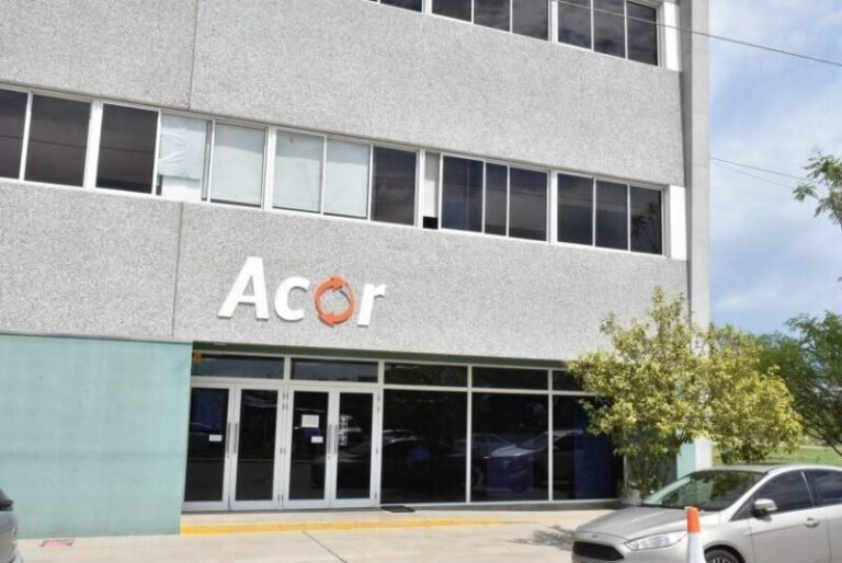 Fachada de la Municipalidad de Corrientes durante un feriado