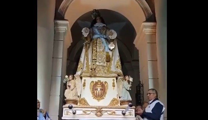 Fieles congregados frente al templo parroquial durante la Fiesta Patronal de Nuestra Señora de la Merced en Corrientes