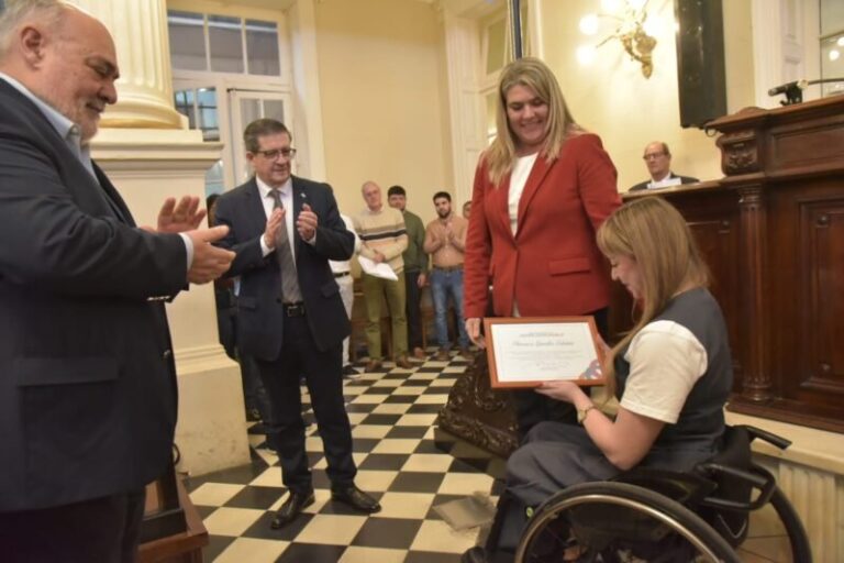 Florencia González Cabañas recibe la distinción Joven Honorable en la Cámara de Senadores de Corrientes