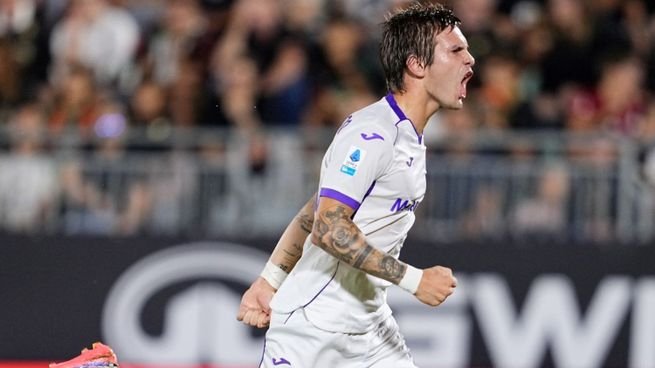 Franco Mastantuono celebrando un gol con la camiseta de Fiorentina