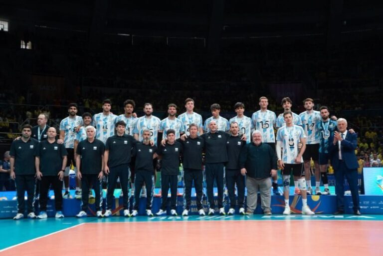 Germán Gómez, jugador correntino de la Selección Argentina de voleibol, en acción durante el Sudamericano