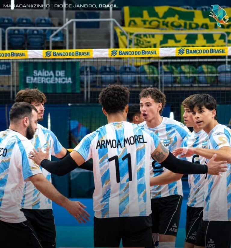 Germán Gómez, jugador correntino de la selección argentina de voleibol, en acción durante el partido contra Venezuela