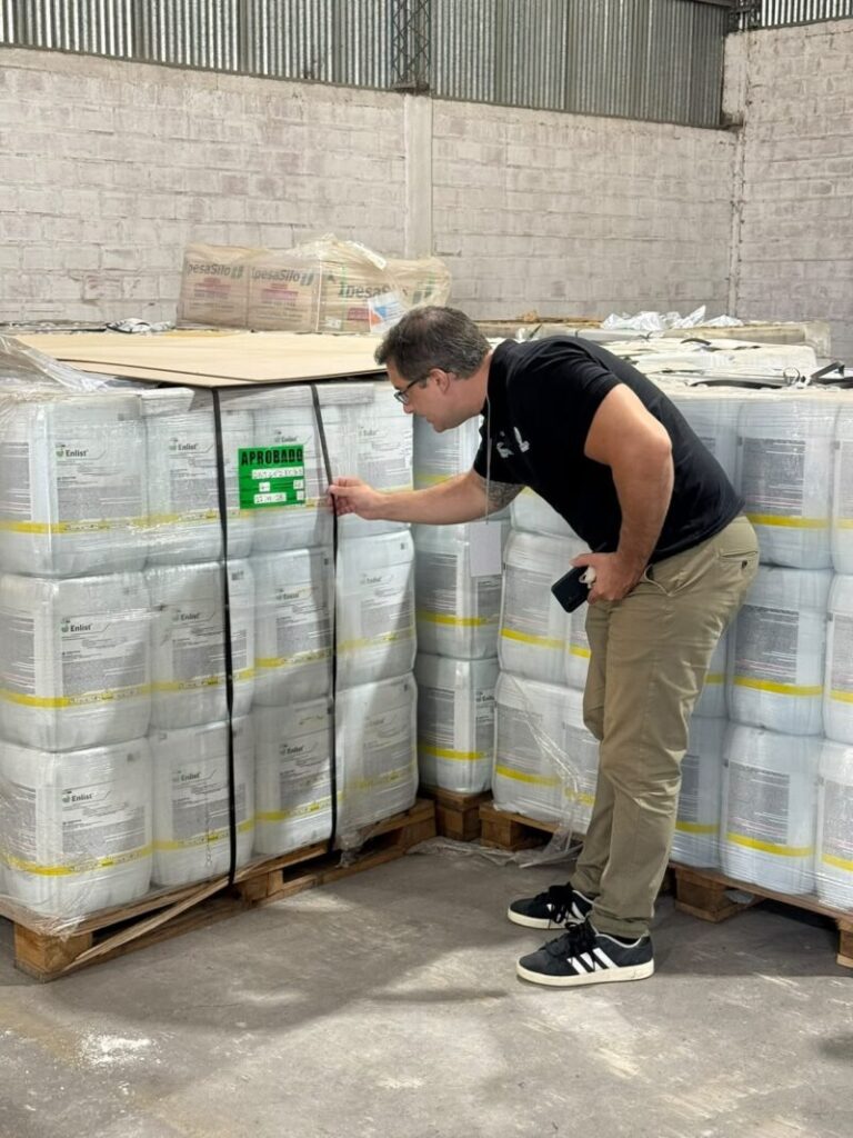 Inspectores de la Dirección de Producción Vegetal verifican envases y rotulados de agroquímicos en un comercio de Corrientes