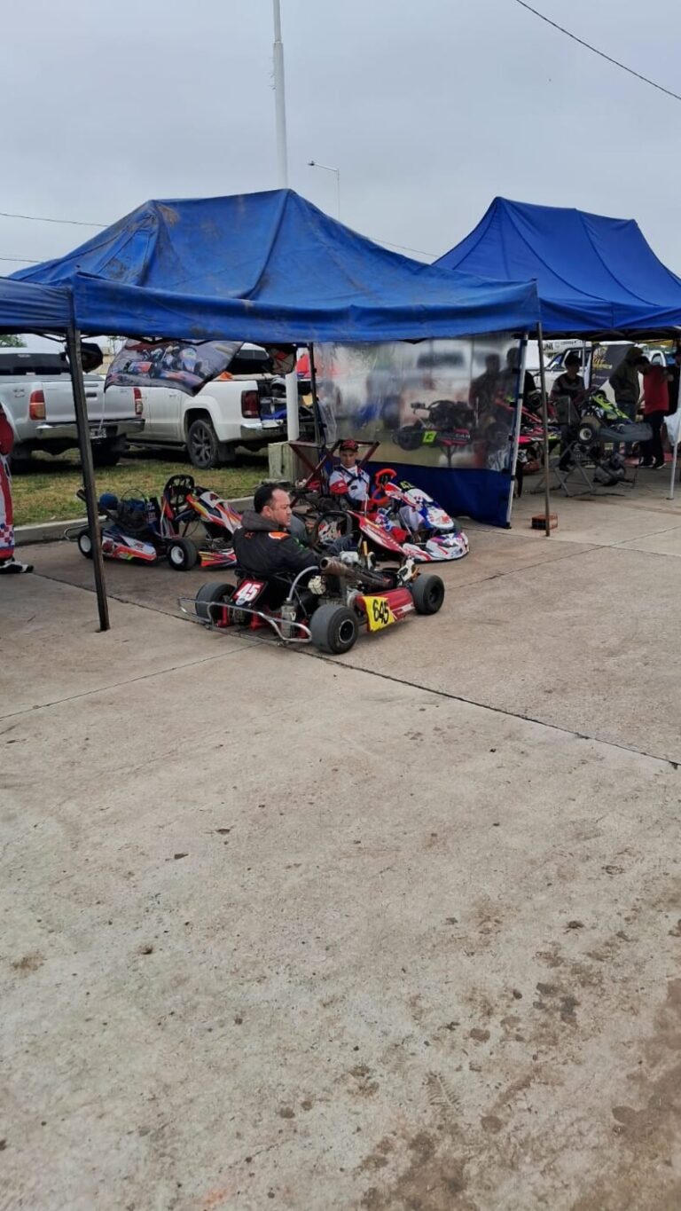 Karts en competencia durante el Gran Premio Ciudad de Corrientes en el barrio Santa Catalina