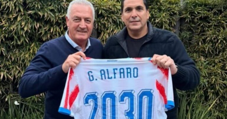 Gustavo Alfaro y Robert Harrison sosteniendo una camiseta de Paraguay con el número 2030